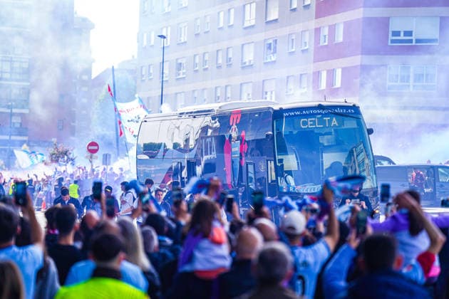 Spain football UEFA Europa League 2025 2026, quarter-final second leg Celta Vigo vs SC Freiburg Balaidos Vigo team bus, team bus, Celta Vigo, club logo, CELTA lettering, arrival team, match day, UEFA Europa League, fans, spectators, crowd, crowds, cheering, enthusiasm, flags, club colors, blue, fan merchandise, smartphones, photos, media interest, atmosphere, pyrotechnics, smoke, police, security forces, stewards, escort, road traffic, urban environment, residential building in the background Copyright: xJOERANxSTEINSIEKx