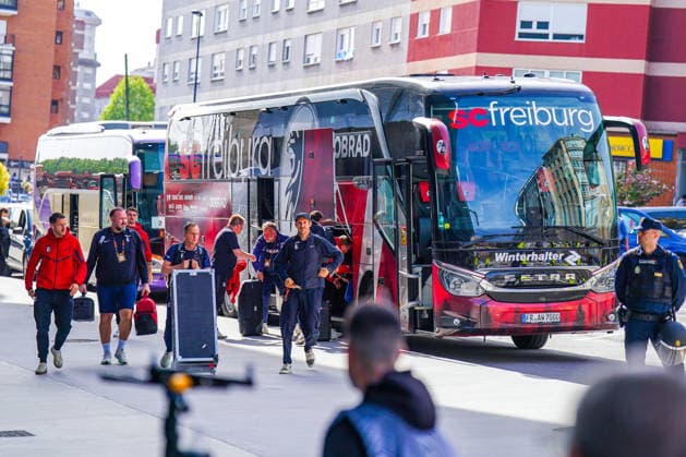 Spain football UEFA Europa League 2025 2026, quarter-final second leg Celta Vigo vs SC Freiburg Balaidos Vigo arrival team SC Freiburg, team coach, Julian Schuster SC Freiburg, coach Christian Günter Christian Guenter SC Freiburg, 30 Copyright: xJOERANxSTEINSIEKx