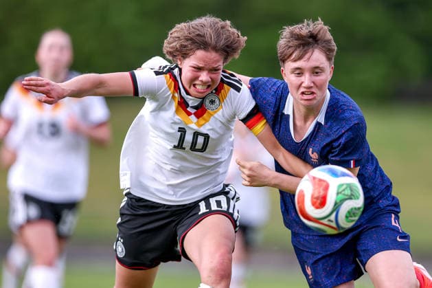 16 04 2026, Essen, Football, UEFA Womens UNDER 19 Championship qualification, Germany France, Stadion Uhlenkrug, Saison 2025 2026 Rosa Rückert Germany U19 10 in duel against Juliane Denizot France U19 04 DFB regulations prohibit any use of photographs as image sequences and or quasi video Nordrhein Westfalen Germany