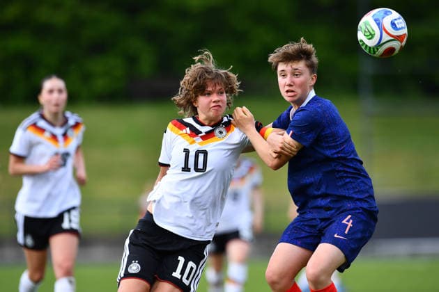 Soccer UEFA U19 Junior European Championship Qualification Germany France on 16 04 2026 at Stadion Uhlenkrug in Essen Rosa Rückert Germany , left Juliane Denizot France , right DFB regulations prohibit any use of photographs as image sequences and or quasi video Nordrhein Westfalen Germany