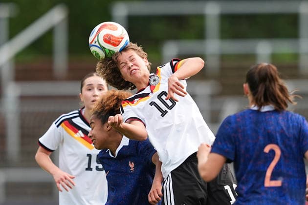 16 04 2026, xydrx, Football, International, European Championship Qualification U19 Women, Germany France, Uhlenkrug Stadium Maissa Fathallah FRA, 15 in duel against Rosa Rueckert GER, 10 DFB regulations prohibit any use of photographs as image sequences and or quasi video Copyright: HMBxMedia YannisxDreimann