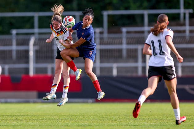 16 04 2026, Essen, Football, UEFA Womens UNDER 19 Championship qualification, Germany France, Stadion Uhlenkrug, Saison 2025 2026 Lenelotte Müller Germany U19 03 in duel against Celia Chabod France U19 09 DFB regulations prohibit any use of photographs as image sequences and or quasi video Nordrhein Westfalen Germany