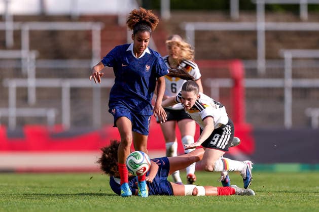 16 04 2026, Essen, Football, UEFA Womens UNDER 19 Championship qualification, Germany France, Stadion Uhlenkrug, Saison 2025 2026 Maissa Fathallah France U19 15 in duel against Leonie Köpp Germany U19 09 DFB regulations prohibit any use of photographs as image sequences and or quasi video Nordrhein Westfalen Germany