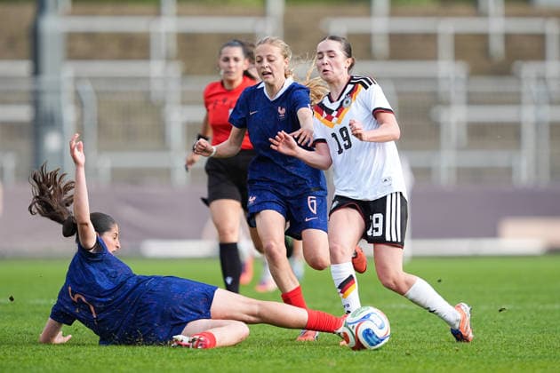 16 04 2026, xydrx, Soccer, International, European Championship Qualification U19 Women, Germany France, Uhlenkrug Stadium Melia Bourdoncle FRA, 5 and Rosalie Chaine FRA, 6 in duel against Laila Portella GER, 19 DFB regulations prohibit any use of photographs as image sequences and or quasi video Copyright: HMBxMedia YannisxDreimann