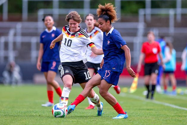16 04 2026, Essen, Football, UEFA Womens UNDER 19 Championship qualification, Germany France, Stadion Uhlenkrug, Saison 2025 2026 Rosa Rückert Germany U19 10 in duel against Maissa Fathallah France U19 15 DFB regulations prohibit any use of photographs as image sequences and or quasi video Nordrhein Westfalen Germany