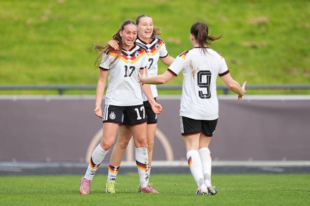 16 04 2026, xydrx, Soccer, International match, European Championship Qualification U19 Women, Germany France, Uhlenkrug Stadium Goal celebration after the goal to 2 1 for Germany by scorer Helen Boerner GER, 17 together with Zoe Schick GER,7 and Leonie Koepp GER, 9 DFB regulations prohibit any use of photographs as image sequences and or quasi video Copyright: HMBxMedia YannisxDreimann