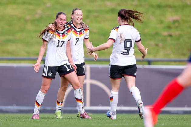 16 04 2026, Essen, Football, UEFA Womens UNDER 19 Championship qualification, Germany France, Stadion Uhlenkrug, Season 2025 2026 Goal celebration after the goal to 2 1 by scorer Helen Börner Germany U19 17 together with Zoe Schick Germany U19 07 Leonie Köpp Germany U19 09 DFB regulations prohibit any use of photographs as image sequences and or quasi video Nordrhein Westfalen Germany