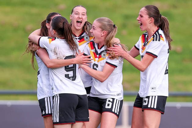 16 04 2026, Essen, Football, UEFA Womens UNDER 19 Championship qualification, Germany France, Stadion Uhlenkrug, Season 2025 2026 Goal celebration after the goal to 2 1 by scorer Helen Börner Germany U19 17 together with Zoe Schick Germany U19 07 Leonie Köpp Germany U19 09 Marie Gmeineder Germany U19 06 Maj Schneider Germany U19 15 DFB regulations prohibit any use of photographs as image sequences and or quasi video Nordrhein Westfalen Germany