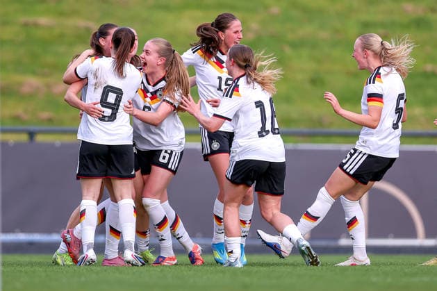 16 04 2026, Essen, Football, UEFA Womens UNDER 19 Championship qualification, Germany France, Stadion Uhlenkrug, Season 2025 2026 Goal celebration after the goal to 2 1 by scorer Helen Börner Germany U19 17 together with Zoe Schick Germany U19 07 Leonie Köpp Germany U19 09 Marie Gmeineder Germany U19 06 Maj Schneider Germany U19 15 Luzie Zähringer Germany U19 05 DFB regulations prohibit any use of photographs as image sequences and or quasi video Nordrhein Westfalen Germany