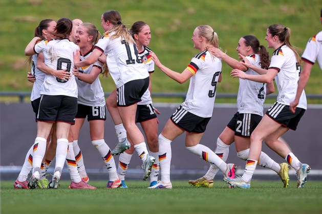 16 04 2026, Essen, Football, UEFA Womens UNDER 19 Championship qualification, Germany France, Stadion Uhlenkrug, Season 2025 2026 Goal celebration after the goal to 2 1 by scorer Helen Börner Germany U19 17 DFB regulations prohibit any use of photographs as image sequences and or quasi video North Rhine-Westphalia Germany