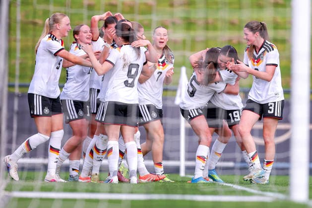 16 04 2026, Essen, Football, UEFA Womens UNDER 19 Championship qualification, Germany France, Stadion Uhlenkrug, Season 2025 2026 Goal celebration after the goal to 2 1 by scorer Helen Börner Germany U19 17 DFB regulations prohibit any use of photographs as image sequences and or quasi video North Rhine-Westphalia Germany