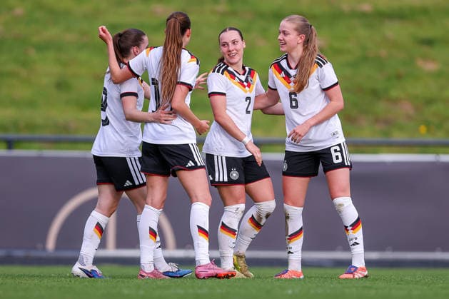 16 04 2026, Essen, Football, UEFA Womens UNDER 19 Championship qualification, Germany France, Stadion Uhlenkrug, Season 2025 2026 Goal celebration after the goal to 2 1 by scorer Helen Börner Germany U19 17 together with Marie Gmeineder Germany U19 06 Leonie Köpp Germany U19 09 Felicia Sophie Sträßer Germany U19 02 DFB regulations prohibit any use of photographs as image sequences and or quasi video Nordrhein Westfalen Germany