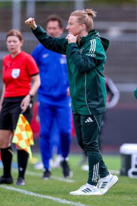 16 04 2026, Essen, Football, UEFA Womens UNDER 19 Championship qualification, Germany France, Stadion Uhlenkrug, Season 2025 2026 Head coach Melanie Behringer Coach Germany U19 hc gesticulating on the sidelines DFB regulations prohibit any use of photographs as image sequences and or quasi video North Rhine-Westphalia Germany