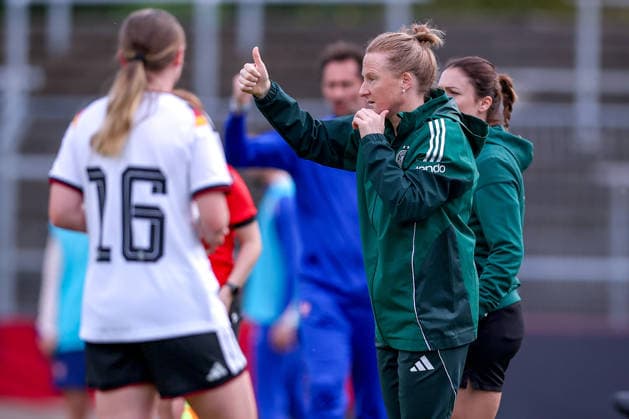 16 04 2026, Essen, Football, UEFA Womens UNDER 19 Championship qualification, Germany France, Stadion Uhlenkrug, Season 2025 2026 Head coach Melanie Behringer Coach Germany U19 hc next to Jonna Maj Wrede Germany U19 16 gesticulating on the sidelines DFB regulations prohibit any use of photographs as image sequences and or quasi video Nordrhein Westfalen Germany