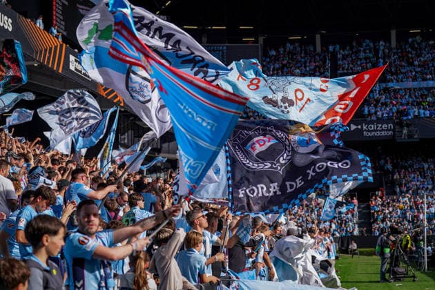 Spain football UEFA Europa League 2025 2026, quarter-final second leg Celta Vigo vs SC Freiburg Balaidos Vigo spectators, fans, stands, interior view, sports facility, stadium, fan block, home fans Celta Vigo, club colors light blue, flags, big flags, banner, banner FORA DE XOGO, FDP, choreography, fan choreography, atmosphere, cheering, emotions, group formation, match day, UEFA Europa League, advertising banner, sponsor enterprise, kaizen foundation, advertising, economy, TV camera, media production Copyright: xJOERANxSTEINSIEKx