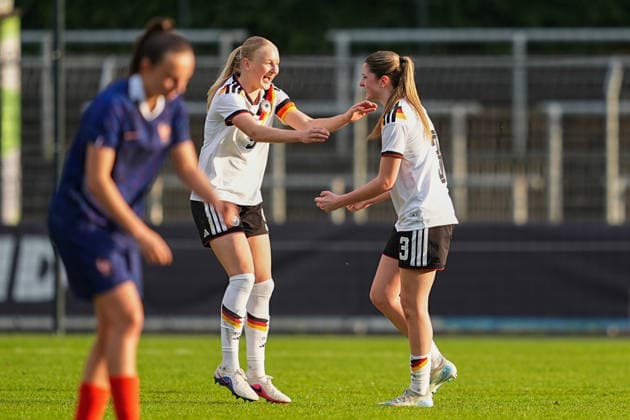 16 04 2026, xydrx, Football, International, European Championship Qualification U19 Women, Germany France, Uhlenkrug Stadion Luzie Zaehringer GER, 5 and Lenelotte Mueller GER, 3 celebrate the 2 1 victory DFB regulations prohibit any use of photographs as image sequences and or quasi video Copyright: HMBxMedia YannisxDreimann