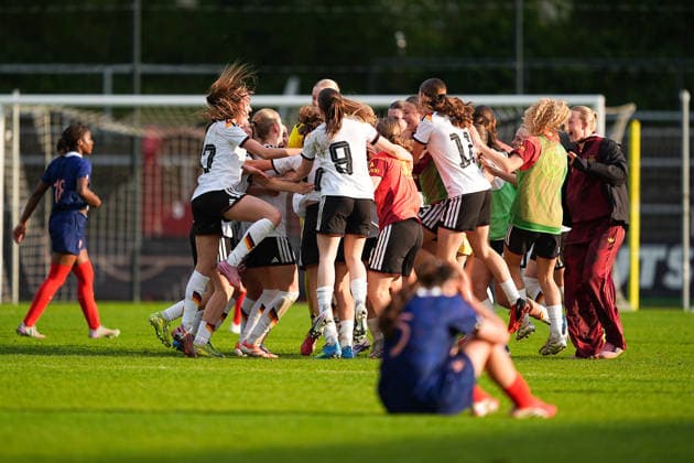 16 04 2026, xydrx, Football, International match, European Championship Qualification U19 Women, Germany France, Uhlenkrug Stadium The German team celebrates the 2 1 victory DFB regulations prohibit any use of photographs as image sequences and or quasi video Copyright: HMBxMedia YannisxDreimann