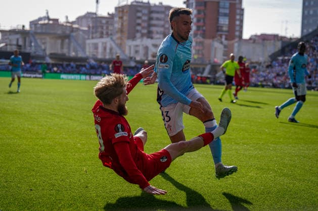 Spain Football UEFA Europa League 2025 2026, quarter-final second leg Celta Vigo vs SC Freiburg Balaidos Vigo Jan Niklas Beste SC Freiburg, 19 Oscar Mingueza Celta Vigo, 3 one-on-one Copyright: xJOERANxSTEINSIEKx