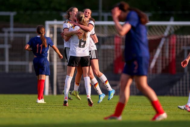 16 04 2026, Essen, Football, UEFA Womens UNDER 19 Championship qualification, Germany France, Stadion Uhlenkrug, Season 2025 2026 Final celebration after the 2 1 victory The players cheering on the pitch Marie Gmeineder Germany U19 06 Maj Schneider Germany U19 15 Zoe Schick Germany U19 07 DFB regulations prohibit any use of photographs as image sequences and or quasi video Nordrhein Westfalen Germany