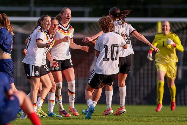 16 04 2026, Essen, Football, UEFA Womens UNDER 19 Championship qualification, Germany France, Stadion Uhlenkrug, Season 2025 2026 Final cheers after the 2 1 victory The players cheering on the pitch Marie Gmeineder Germany U19 06 Maj Schneider Germany U19 15 Zoe Schick Germany U19 07 Rosa Rückert Germany U19 10 Laila Portella Germany U19 19 DFB regulations prohibit any use of photographs as image sequences and or quasi video Nordrhein Westfalen Germany