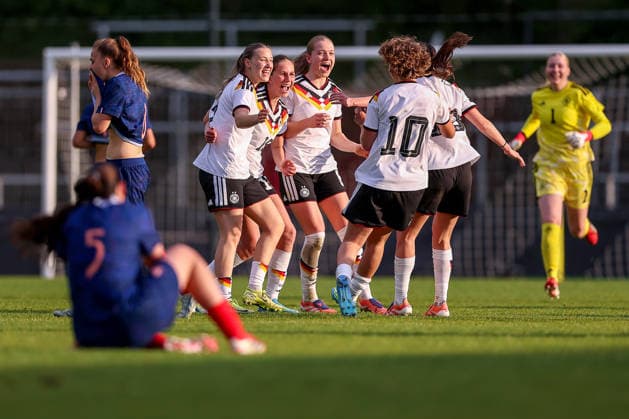 16 04 2026, Essen, Football, UEFA Womens UNDER 19 Championship qualification, Germany France, Stadion Uhlenkrug, Season 2025 2026 Final cheers after the 2 1 victory The players cheering on the pitch Marie Gmeineder Germany U19 06 Maj Schneider Germany U19 15 Zoe Schick Germany U19 07 Rosa Rückert Germany U19 10 Laila Portella Germany U19 19 DFB regulations prohibit any use of photographs as image sequences and or quasi video Nordrhein Westfalen Germany
