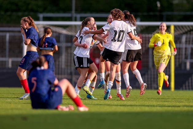 16 04 2026, Essen, Football, UEFA Womens UNDER 19 Championship qualification, Germany France, Stadion Uhlenkrug, Season 2025 2026 Final cheers after the 2 1 victory The players cheering on the pitch Marie Gmeineder Germany U19 06 Maj Schneider Germany U19 15 Zoe Schick Germany U19 07 Rosa Rückert Germany U19 10 Laila Portella Germany U19 19 DFB regulations prohibit any use of photographs as image sequences and or quasi video Nordrhein Westfalen Germany