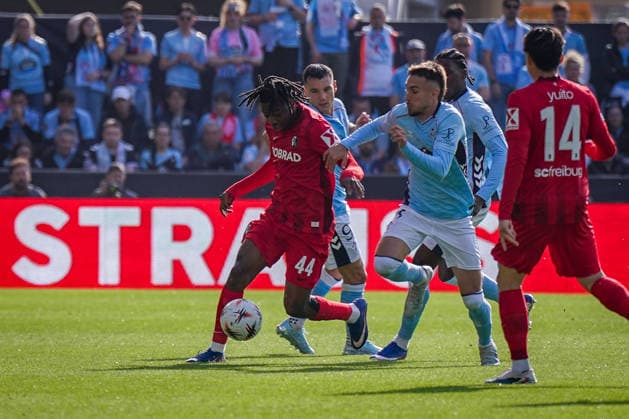 Spain Football UEFA Europa League 2025 2026, quarter-final second leg Celta Vigo vs SC Freiburg Balaidos Vigo Johan Manzambi SC Freiburg, 44 on the ball Copyright: xJOERANxSTEINSIEKx