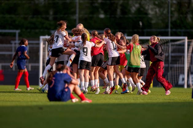 16 04 2026, Essen, Football, UEFA Womens UNDER 19 Championship qualification, Germany France, Stadion Uhlenkrug, Season 2025 2026 Final celebration after the 2 1 victory The players cheering on the pitch DFB regulations prohibit any use of photographs as image sequences and or quasi video North Rhine-Westphalia Germany