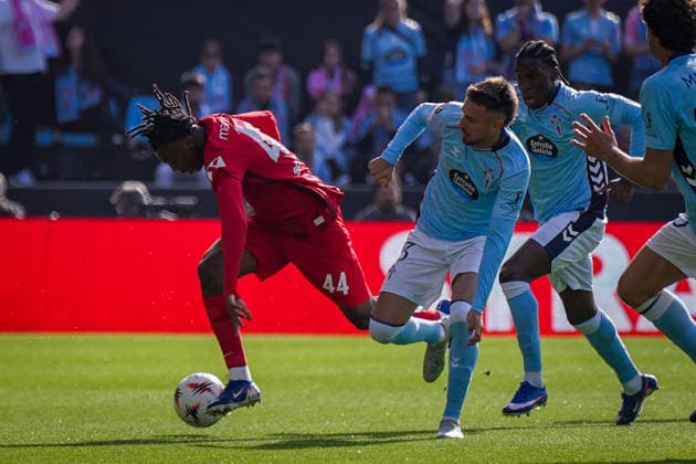 Spain Football UEFA Europa League 2025 2026, quarter-final second leg Celta Vigo vs SC Freiburg Balaidos Vigo Johan Manzambi SC Freiburg, 44 on the ball Copyright: xJOERANxSTEINSIEKx