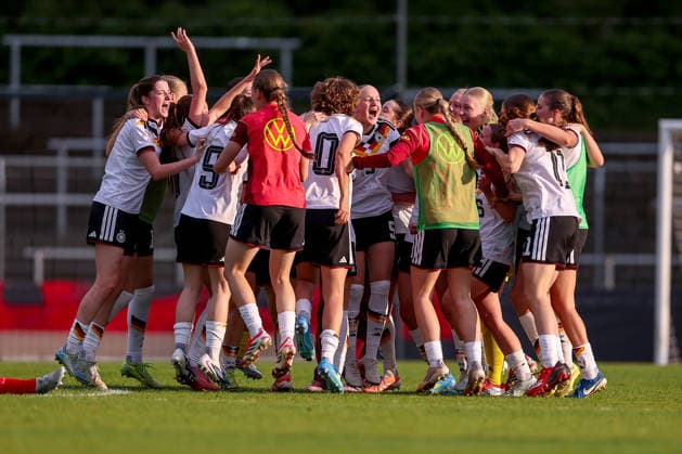 16 04 2026, Essen, Football, UEFA Womens UNDER 19 Championship qualification, Germany France, Stadion Uhlenkrug, Season 2025 2026 Final celebration after the 2 1 victory The players cheering on the pitch DFB regulations prohibit any use of photographs as image sequences and or quasi video North Rhine-Westphalia Germany