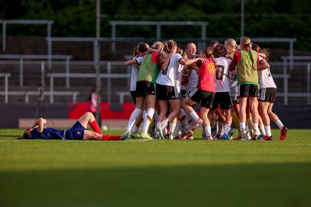 16 04 2026, Essen, Football, UEFA Womens UNDER 19 Championship qualification, Germany France, Stadion Uhlenkrug, Season 2025 2026 Final celebration after the 2 1 victory The players cheering on the pitch DFB regulations prohibit any use of photographs as image sequences and or quasi video North Rhine-Westphalia Germany