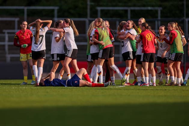 16 04 2026, Essen, Football, UEFA Womens UNDER 19 Championship qualification, Germany France, Stadion Uhlenkrug, Season 2025 2026 Final celebration after the 2 1 victory The players cheering on the pitch DFB regulations prohibit any use of photographs as image sequences and or quasi video North Rhine-Westphalia Germany