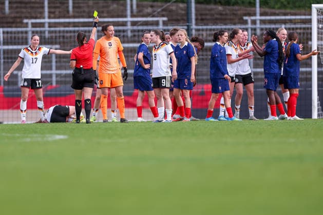 16 04 2026, Essen, Football, UEFA Womens UNDER 19 Championship qualification, Germany France, Stadion Uhlenkrug, Saison 2025 2026 Rudelbildung Gruppenbildung Handgemenge neben Schiedsrichterin DFB regulations prohibit any use of photographs as image sequences and or quasi video Nordrhein Westfalen Germany