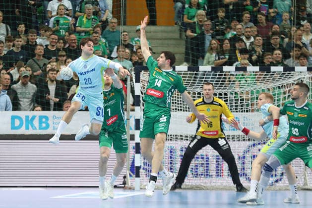 Handball DAIKIN HBL, SC DHfK Leipzig VfL Gummersbach 16 04 2026 Ludvig Hallbäck 20, VfL Gummersbach in the air, Marko Mamic 14, SC DHfK Leipzig jumps with high handball, DAIKIN HBL, 1 Bundesliga, Season 2025 2026, 21 Matchday catch-up SC DHfK Leipzig vs VfL Gummersbach on 16 04 2026 at Quarterback Immobilien Arena Leipzig Copyright: xBEAUTIFULxSPORTS JanxKaeferx