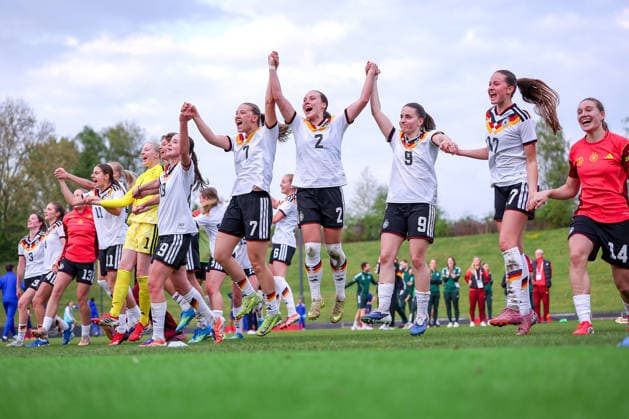 16 04 2026, Essen, Football, UEFA Womens UNDER 19 Championship qualification, Germany France, Stadion Uhlenkrug, Season 2025 2026 Final celebration after the 2 1 victory of the German national team f l Lany Mia Bäcker Germany U19 13 Leni Eggert Germany U19 11 Janne Krumme Germany U19 01 Laila Portella Germany U19 19 Zoe Schick Germany U19 07 Felicia Sophie Sträßer Germany U19 02 Leonie Köpp Germany U19 09 Helen Börner Germany U19 17 Maria Penner Germany U19 14 DFB regulations prohibit any use of photographs as image sequences and or quasi video Nordrhein Westfalen Germany