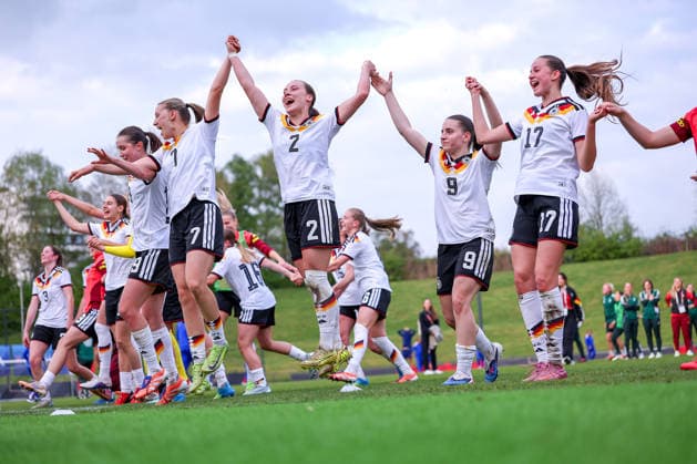 16 04 2026, Essen, Football, UEFA Womens UNDER 19 Championship qualification, Germany France, Stadion Uhlenkrug, Season 2025 2026 Final celebration after the 2 1 victory of the German national team f l Lany Mia Bäcker Germany U19 13 Leni Eggert Germany U19 11 Janne Krumme Germany U19 01 Laila Portella Germany U19 19 Zoe Schick Germany U19 07 Felicia Sophie Sträßer Germany U19 02 Leonie Köpp Germany U19 09 Helen Börner Germany U19 17 Maria Penner Germany U19 14 DFB regulations prohibit any use of photographs as image sequences and or quasi video Nordrhein Westfalen Germany