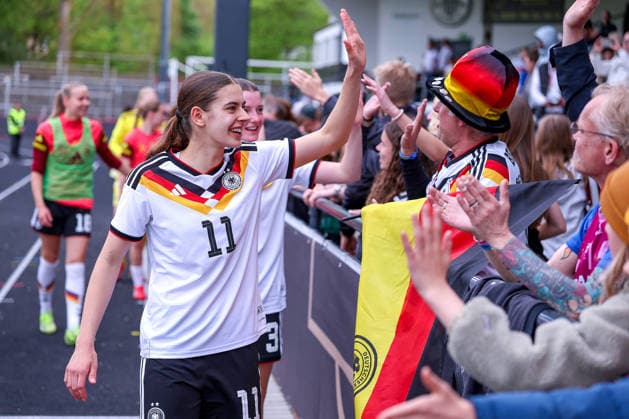 16 04 2026, Essen, Football, UEFA Womens UNDER 19 Championship qualification, Germany France, Stadion Uhlenkrug, Season 2025 2026 Final cheers after the 2 1 victory of the German national team The players high-five with the fans at the fence Spectators Visitors Leni Eggert Germany U19 11 DFB regulations prohibit any use of photographs as image sequences and or quasi video North Rhine-Westphalia Germany