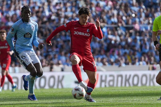Spain, Football, UEFA Europa League, quarter-final, second leg, 2025 2026, RC Celta de Vigo vs SC Freiburg, 16 04 2026, Estadio Balaidos, Vigo, Yuito Suzuki SC Freiburg, 14 on the ball Vigo Estadio Balaidos Galicia, Pontevedra Spain Copyright: xArnexAmbergx