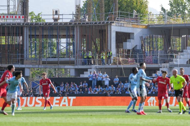Spain, Football, UEFA Europa League, quarter-final, second leg, 2025 2026, RC Celta de Vigo vs SC Freiburg, 16 04 2026, Estadio Balaidos, Vigo, Construction workers on the stadium construction site watch the match Vigo Estadio Balaidos Galicia, Pontevedra Spain Copyright: xArnexAmbergx