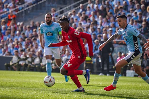 Spain Football UEFA Europa League 2025 2026, quarter-final second leg Celta Vigo vs SC Freiburg Balaidos Vigo Johan Manzambi SC Freiburg, 44 on the ball Copyright: xJOERANxSTEINSIEKx