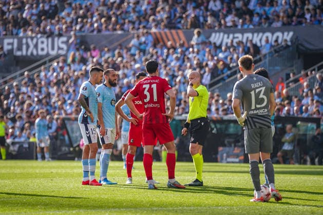 Spain Football UEFA Europa League 2025 2026, quarter-final second leg Celta Vigo vs SC Freiburg Balaidos Vigo Referee Anthony Taylor announces VAR decision Goal and goal celebration for 1-0 by Igor Matanovic SC Freiburg, 31 Joy, emotion, jubilation Copyright: xJOERANxSTEINSIEKx