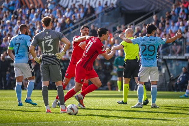 Spain Football UEFA Europa League 2025 2026, quarter-final second leg Celta Vigo vs SC Freiburg Balaidos Vigo Referee Anthony Taylor announces VAR decision Goal and goal celebration to 1 0 by Igor Matanovic SC Freiburg, 31 Joy, emotions, jubilation with Vincenzo Grifo SC Freiburg, 32 Copyright: xJOERANxSTEINSIEKx