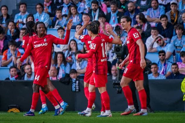 Spain Football UEFA Europa League 2025 2026, quarter-final second leg Celta Vigo vs SC Freiburg Balaidos Vigo Referee Anthony Taylor announces VAR decision Goal and goal celebration to 1 0 by Igor Matanovic SC Freiburg, 31 Joy, emotions, jubilation with Vincenzo Grifo SC Freiburg, 32 Copyright: xJOERANxSTEINSIEKx