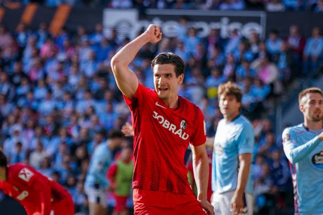Spain Football UEFA Europa League 2025 2026, quarter-final second leg Celta Vigo vs SC Freiburg Balaidos Vigo Referee Anthony Taylor announces VAR decision Goal and goal celebration to 1 0 by Igor Matanovic SC Freiburg, 31 Joy, emotions, jubilation with Vincenzo Grifo SC Freiburg, 32 Copyright: xJOERANxSTEINSIEKx