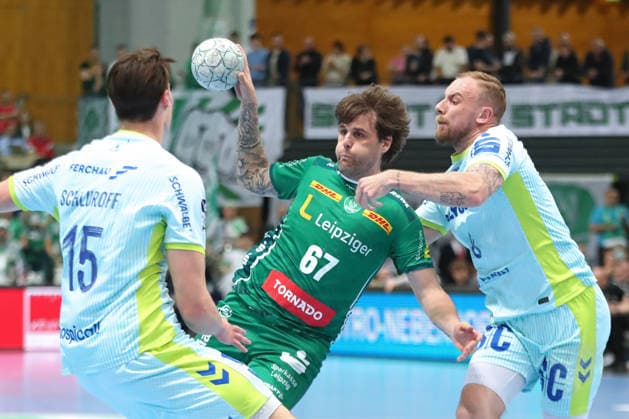 Handball DAIKIN HBL, SC DHfK Leipzig VfL Gummersbach 16 04 2026 Dean Bombac 67, SC DHfK Leipzig is harassed by Lukas Blohme 8, VfL Gummersbach Handball, DAIKIN HBL, 1 Bundesliga, Season 2025 2026, 21 Matchday Catch-up SC DHfK Leipzig vs VfL Gummersbach on 16 04 2026 at Quarterback Immobilien Arena Leipzig Copyright: xBEAUTIFULxSPORTS JanxKaeferx
