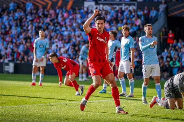 Spain Football UEFA Europa League 2025 2026, quarter-final second leg Celta Vigo vs SC Freiburg Balaidos Vigo Referee Anthony Taylor announces VAR decision Goal and goal celebration to 1 0 by Igor Matanovic SC Freiburg, 31 Joy, emotions, jubilation with Vincenzo Grifo SC Freiburg, 32 Copyright: xJOERANxSTEINSIEKx