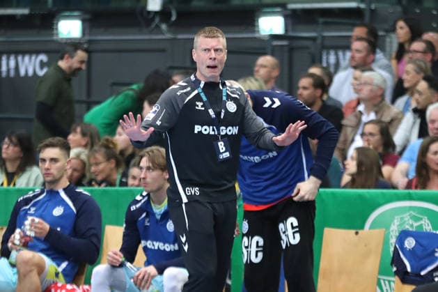 Handball DAIKIN HBL, SC DHfK Leipzig VfL Gummersbach 16 04 2026 Coach Gudjon Valur Sigurdsson VfL Gummersbach Handball, DAIKIN HBL, 1 Bundesliga, Season 2025 2026, 21 Matchday Catch-up SC DHfK Leipzig vs VfL Gummersbach on 16 04 2026 at Quarterback Immobilien Arena Leipzig Copyright: xBEAUTIFULxSPORTS JanxKaeferx