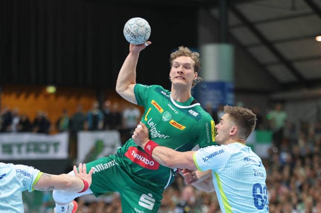 Handball DAIKIN HBL, SC DHfK Leipzig VfL Gummersbach 16 04 2026 Blaer Hinriksson 44, SC DHfK Leipzig in the air, Stepan Zeman 66, VfL Gummersbach defends handball, DAIKIN HBL, 1 Bundesliga, Season 2025 2026, 21 Matchday catch-up SC DHfK Leipzig vs VfL Gummersbach on 16 04 2026 at Quarterback Immobilien Arena Leipzig Copyright: xBEAUTIFULxSPORTS JanxKaeferx