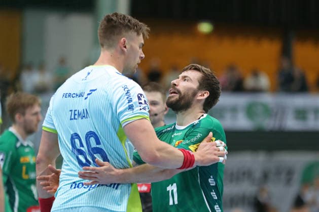 Handball DAIKIN HBL, SC DHfK Leipzig VfL Gummersbach 16 04 2026 Emotions Lukas Binder 11, SC DHfK Leipzig has to discuss with Stepan Zeman 66, VfL Gummersbach Handball, DAIKIN HBL, 1 Bundesliga, Season 2025 2026, 21 Matchday Catch-up SC DHfK Leipzig vs VfL Gummersbach on 16 04 2026 at Quarterback Immobilien Arena Leipzig Copyright: xBEAUTIFULxSPORTS JanxKaeferx