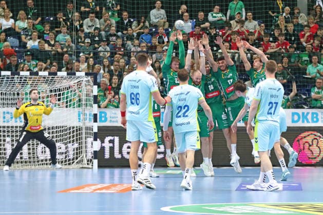 Handball DAIKIN HBL, SC DHfK Leipzig VfL Gummersbach 16 04 2026 Free throw against the entire defensive wall of Leipzig Handball, DAIKIN HBL, 1 Bundesliga, Season 2025 2026, 21 Matchday catch-up SC DHfK Leipzig vs VfL Gummersbach on 16 04 2026 at Quarterback Immobilien Arena Leipzig Copyright: xBEAUTIFULxSPORTS JanxKaeferx